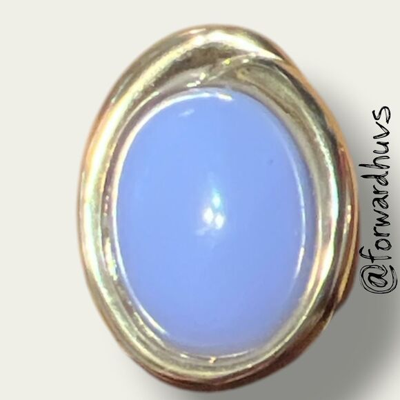 Vintage Trifari Gold-Tone Clip-On Earrings – Violet Cabochon - Picture 6 of 7